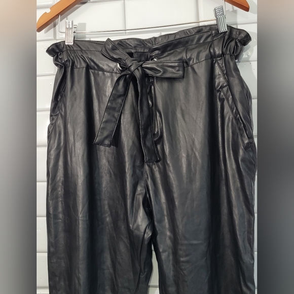 SOHO NEW YORK & COMPANY JEANS Ladies Black Faux Leather Jogger Style Pant Drawst - Picture 3 of 8